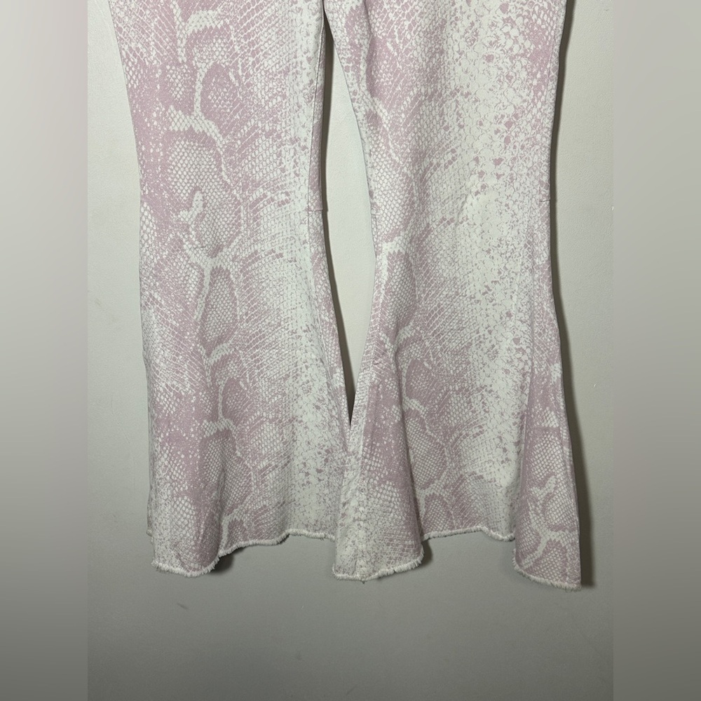 Peach Love The Ellen Bell Bottom FIare Ivory Lilac Snake Print Pants Large - Picture 3 of 8